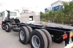 उजव्या मार्गिकेवरूनही अवजड वाहतूक