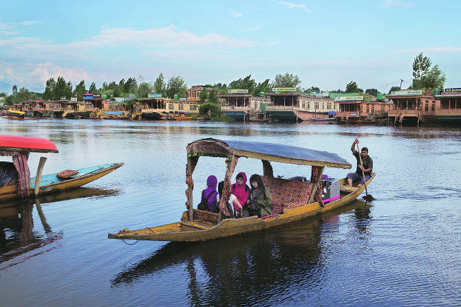 सरकारने अनुच्छेद ३७० रद्द करून जम्मू तसेच काश्मीरला असलेला विशेष राज्याचा दर्जा रद्दबातल ठरवला आहे. या ऐतिहासिक निर्णयानंतर त्याचे राष्ट्रीय- आंतरराष्ट्रीय पातळीवर पडसाद उमटणे स्वाभाविक आहे.