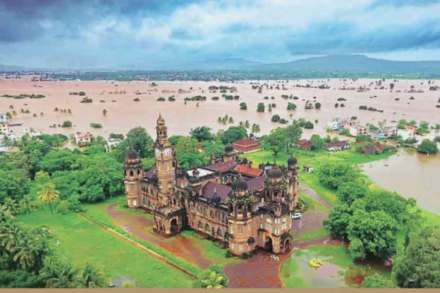 कोल्हापूर शहराला महापुराचा विळखा पडला आहे. अवघे शहर महापुरात सापडले असून नवा राजवाडा सह भोवतालचा परिसर जलमय झाला आहे. (छाया- विनायक सुतार)