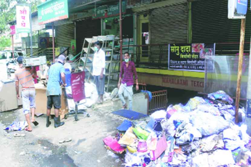 महापूर ओसरल्यावर आता तळमजल्यावरील अनेक दुकाने-कार्यालयांचीही सफाई सुरू झाली आहे. या अशा कार्यालयांच्या बाहेर सध्या भिजलेल्या कागदपत्रांचे असे ढीग सुकण्यासाठी ठेवलेले दिसत आहेत.      
      (छाया - अनंतसिंग)