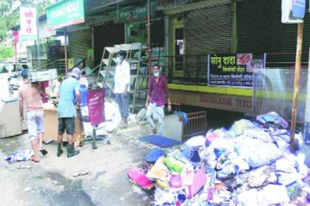 महापूर ओसरल्यावर आता तळमजल्यावरील अनेक दुकाने-कार्यालयांचीही सफाई सुरू झाली आहे. या अशा कार्यालयांच्या बाहेर सध्या भिजलेल्या कागदपत्रांचे असे ढीग सुकण्यासाठी ठेवलेले दिसत आहेत.      
      (छाया - अनंतसिंग)