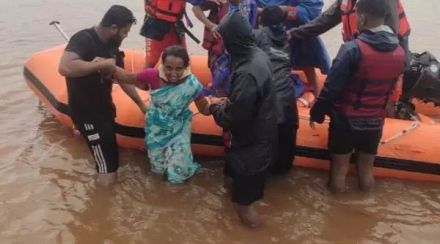 (कोल्हापूर येथे पूरग्रस्तांची मदत करताना एनडीआरएफचं पथक, 
छायाचित्र सौजन्य : एनडीआरएफ )