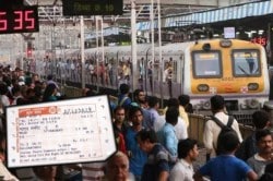 गर्दीच्या वेळी जादा भाडे आकारण्याचा विचार, लोकल प्रवाशांच्या खिशाला भुर्दंड?