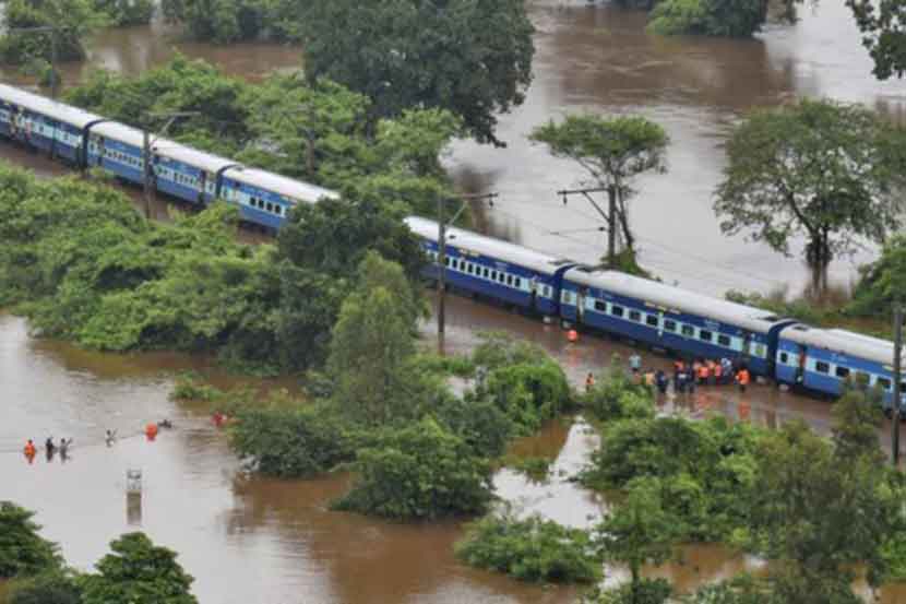 रेल्वेच्या बेजबाबदारपणामुळेच महालक्ष्मी एक्स्प्रेस अडकली