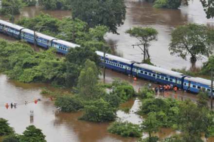 रेल्वेच्या बेजबाबदारपणामुळेच महालक्ष्मी एक्स्प्रेस अडकली