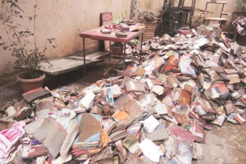 महापुराच्या तडाख्याने सांगली नगरवाचनालयाचे कागदाचा लगदा झालेले अक्षरलेणं. महापुराच्या तडाख्याने सांगली नगरवाचनालयाचे कागदाचा लगदा झालेले अक्षरलेणं.