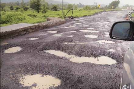 मुंबई ते गोवा प्रवास खडतर ; ११ महत्त्वाच्या टप्प्यांवर खड्डे मुंबई ते गोवा प्रवास खडतर ; ११ महत्त्वाच्या टप्प्यांवर खड्डे