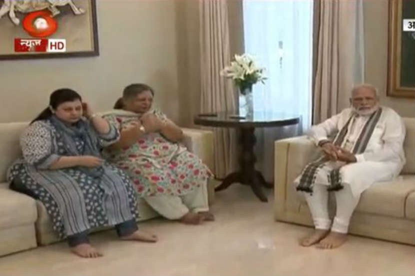 नवी दिल्ली : पंतप्रधान नरेंद्र मोदी यांनी मंगळवारी माजी अर्थमंत्री दिवंगत अरुण जेटली यांच्या कुटुंबियांची भेट घेतली.