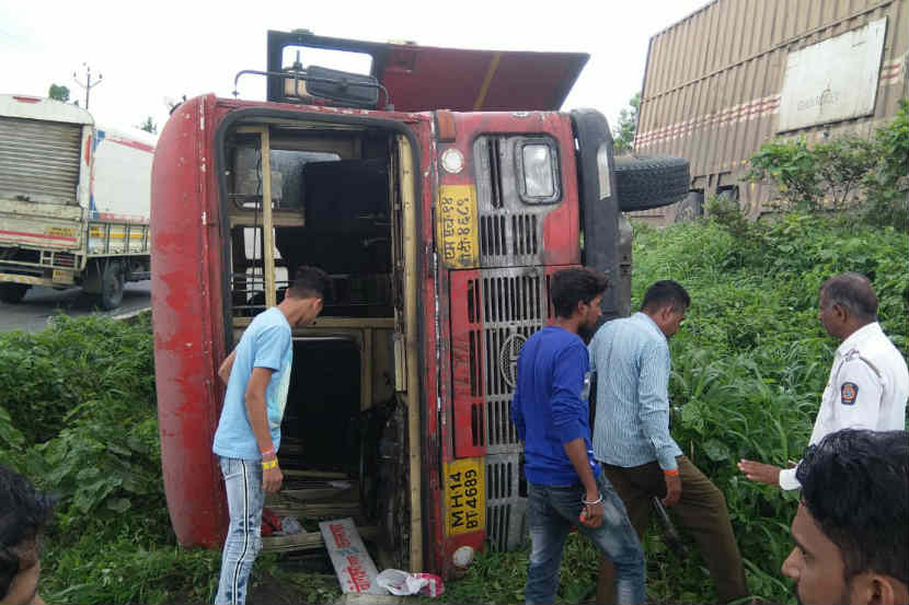 जुन्या मुंबई-पुणे रस्त्यावर पलटली एसटी बस