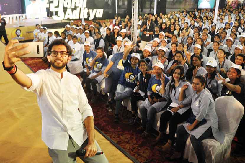 संवाद कार्यक्रमात विद्यार्थिनीशी सेल्फी घेताना आदित्य ठाकरे.