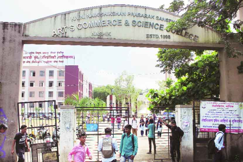 सुरक्षारक्षकाकडून महिला स्वच्छतागृहात भ्रमणध्वनीवर चित्रीकरण