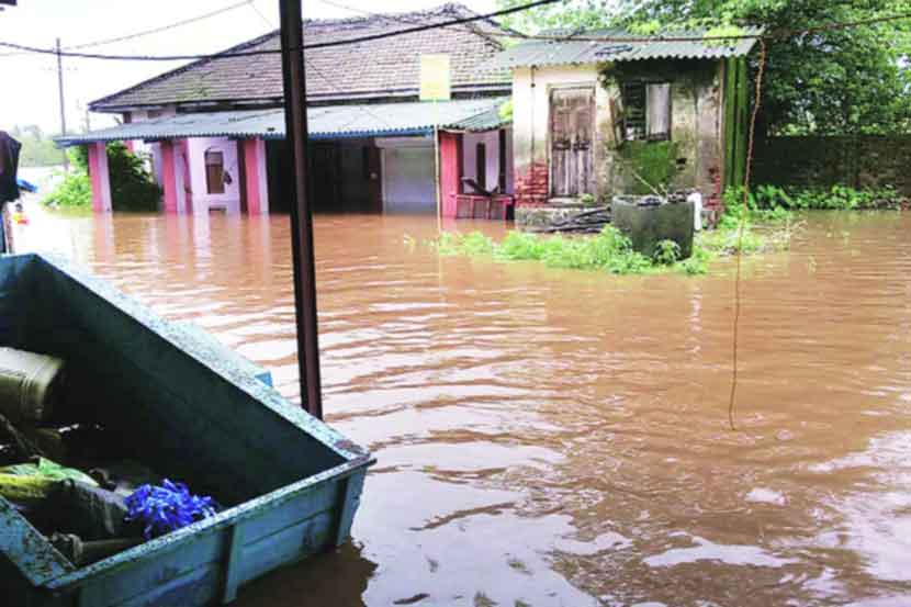 पूरग्रस्तांची ना विचारपूस, ना मदतीचा हात पूरग्रस्तांची ना विचारपूस, ना मदतीचा हात