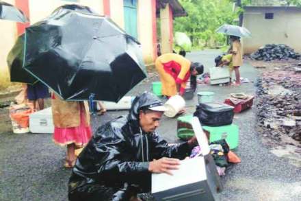 नाही पुस्तक, नाही शाळा..