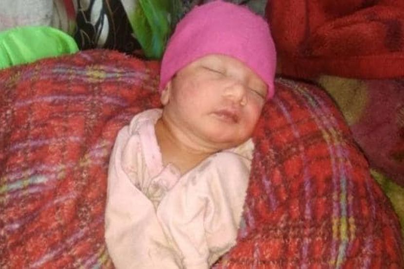 ( बाइकवर जन्मलेल्या बाळाचं छायाचित्र, सौजन्य - आज तक )