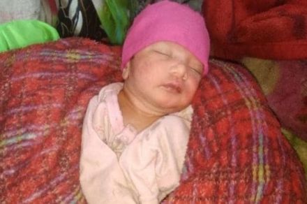 ( बाइकवर जन्मलेल्या बाळाचं छायाचित्र, सौजन्य - आज तक )