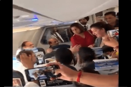 Video : ‘छोट्या शालेय मुलांनाही पकडतात’, राहुल गांधींसमोर कैफियत मांडताना काश्मिरी महिलेला कोसळलं रडू