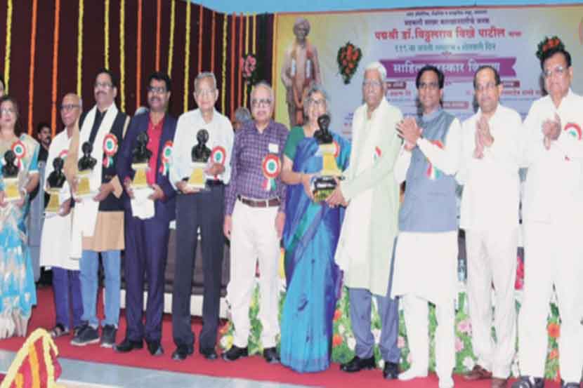 प्रवरानगर येथे पद्मश्री डॉ विठ्ठलराव  विखे पाटील यांच्या जयंतीनिमित्ताने साहित्य पुरस्कार वितरण करताना अखिल भारतीय साहित्य संमेलनाच्या अध्यक्ष डॉ अरुणा ढेरे, समवेत  केंद्रीय राज्यमंत्री  रावसाहेब दानवे, गृहनिर्माण मंत्री राधाकृष्ण विखे , डॉ नागनाथ कोत्तापल्ले,डॉ रावसाहेब कसबे, माजी मंत्री आणासाहेब म्हस्के, राजेंद्र विखे, खासदार डॉ सुजय विखे, धनश्री विखे व समवेत पुरस्कारार्थी.       (छाया परेश कापसे)