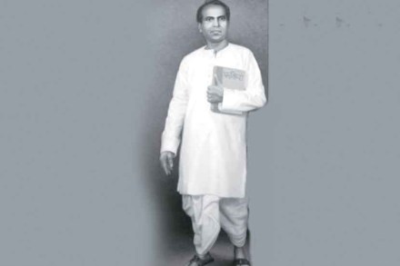 अण्णा भाऊ साठे यांच्या जन्मशताब्दी वर्षांवरून राजकारण