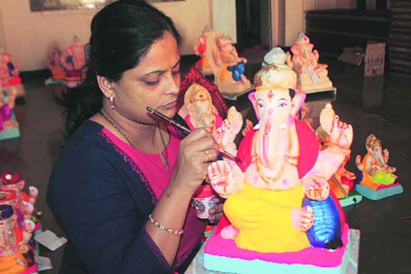 सांगलीत गणेशमूर्तीवर अखेरचा हात फिरवण्याची सुरू असलेली कलाकारांची लगबग.