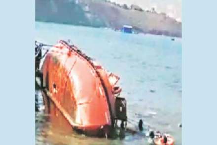 नातीला छातीशी कवटाळत आजी दिसेनाशी नातीला छातीशी कवटाळत आजी दिसेनाशी