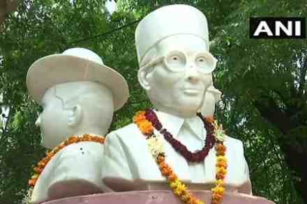दिल्ली विद्यापीठातील सावकरांच्या पुतळ्याला काळे फासले दिल्ली विद्यापीठातील सावकरांच्या पुतळ्याला काळे फासले