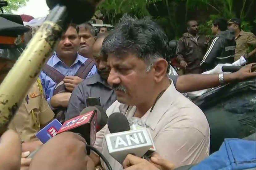 काँग्रेसचे संकटमोचकच संकटात; ईडीकडून शिवकुमार यांची चौकशी होणार