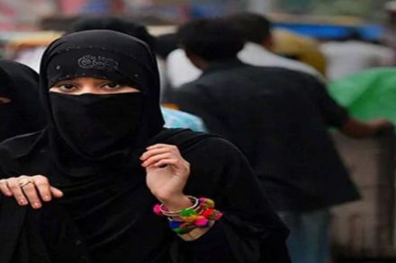Triple Talaq: भर बाजारात तलाक…तलाक…तलाक म्हणत पळून गेला पती, पोलीस ठाण्यात गुन्हा दाखल Triple Talaq: भर बाजारात तलाक…तलाक…तलाक म्हणत पळून गेला पती, पोलीस ठाण्यात गुन्हा दाखल