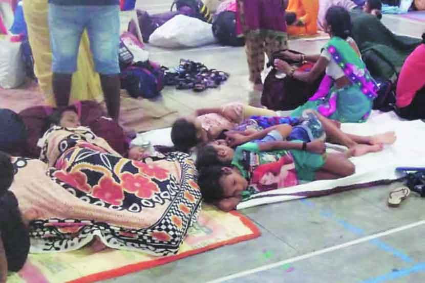 जूगावातील गावकऱ्यांना ठाण्यातील विद्या प्रसारक मंडळाच्या शाळेत रविवारी आणण्यात आले आहे.
