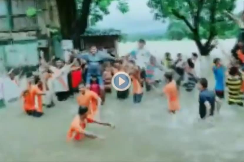 पूराच्या पाण्यात झिंगाट डान्स