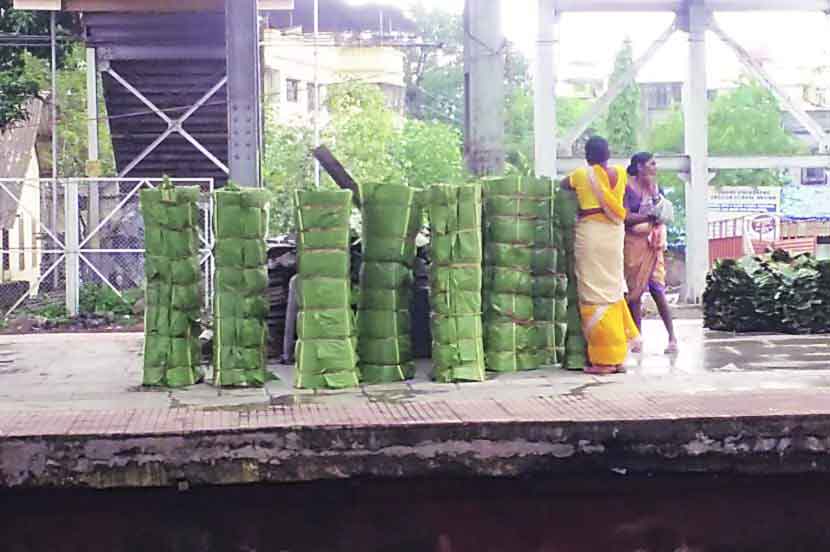 आदिवासी महिला रानकेळीच्या पानांचे भारे बांधून रेल्वे स्थानकात घेऊन येतात.