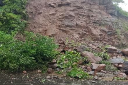 आंबा घाटात दरड कोसळल्याने रत्नागिरी-कोल्हापूर वाहतूक विस्कळीत आंबा घाटात दरड कोसळल्याने रत्नागिरी-कोल्हापूर वाहतूक विस्कळीत