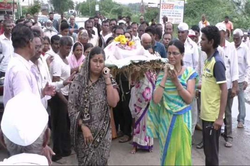 पायवाट मोडली; बीडमध्ये सासूच्या पार्थिवाला चौघींनी दिला खांदा