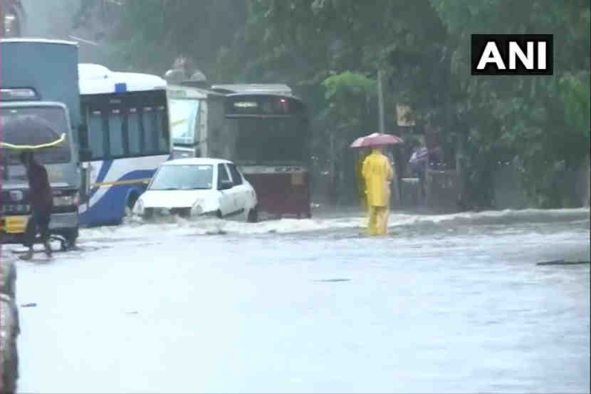 मुंबईसह उपनगरांमध्ये मुसळधार पाऊस, सखल भागात पाणी साठण्यास सुरुवात