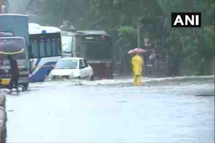 मुंबईसह उपनगरांमध्ये मुसळधार पाऊस, सखल भागात पाणी साठण्यास सुरुवात