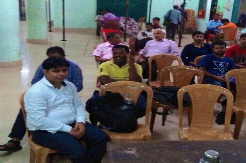 खोळंबलेल्या प्रवाशांसाठी महानगरपालिकेच्या शाळांमध्ये तात्पुरत्या निवाऱ्याची व्यवस्था