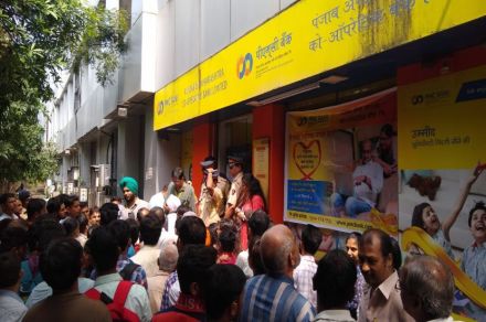 ‘पीएमसी बँके’वरील र्निबधामुळे १५ हजार पगारदार संस्था, पतसंस्थाही आर्थिक अडचणीत