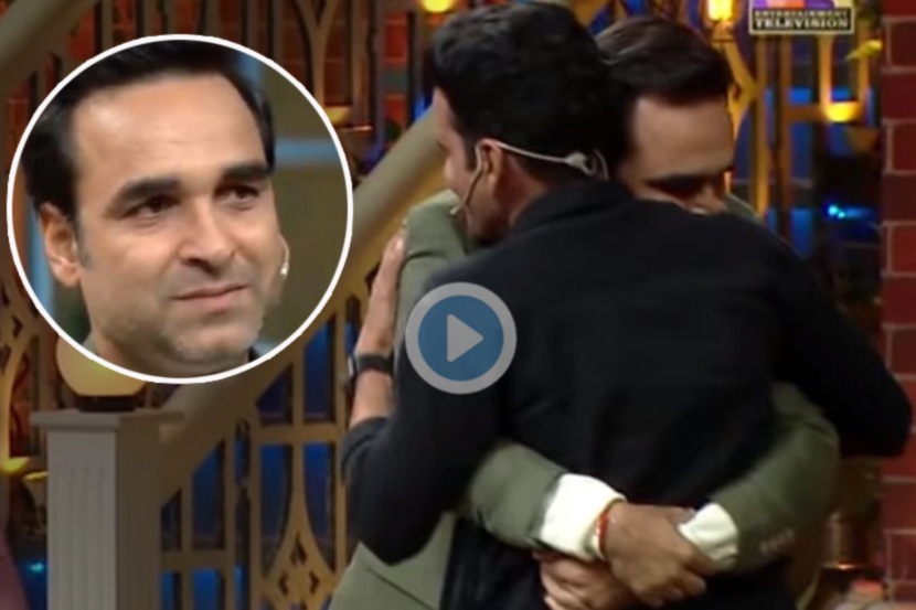 मनोज यांनी पंकज यांना प्रेमाने मिठी मारली