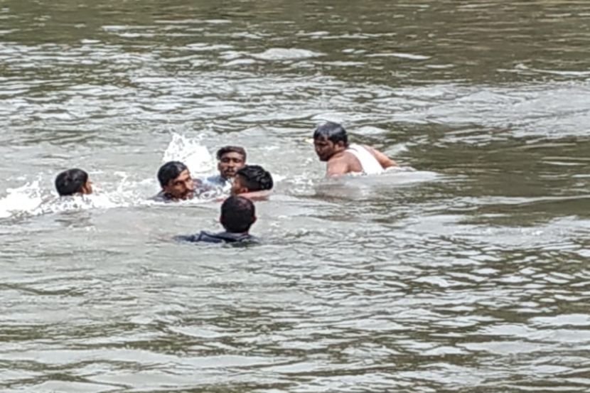 पुणे : अग्नीशमन कर्मचाऱ्यांनी वाचविले नदीत बुडणाऱ्या सहा जणांचे प्राण