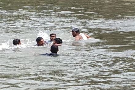 पुणे : अग्नीशमन कर्मचाऱ्यांनी वाचविले नदीत बुडणाऱ्या सहा जणांचे प्राण