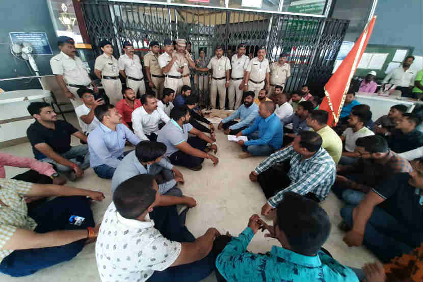 पिंपरी महानगरपालिकेच्या दारात जखमी वासरु सोडून बजरंग दलाचे आंदोलन
