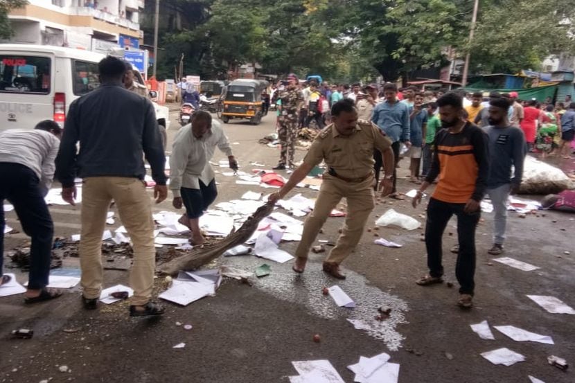 पुणे: आंदोलकर्त्यांनो जरा हे बघा…तुम्ही केलेला कचरा पोलिसांनी केला साफ