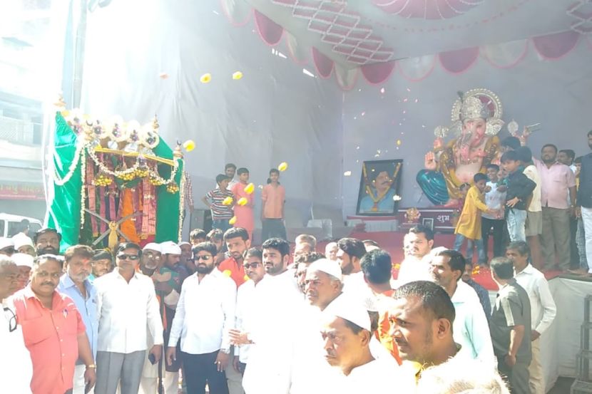 मोहरम मिरवणुकीत पीर मंगलबेडा सवारीवर गणपतीच्या मंडपातून पुष्पवृष्टी