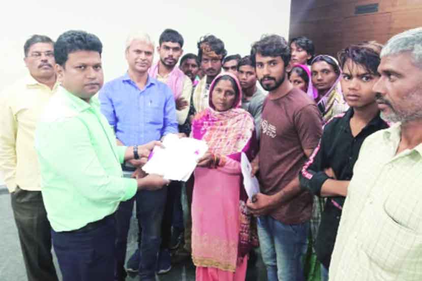 अंगमेहनती कष्टकरी संघर्ष समितीने शिरूर तालुक्यात काम करणाऱ्या १७ वेठबिगार मजुरांची  जिल्हा प्रशासनाच्या मदतीने सुटका केली. जिल्हाधिकारी नवल किशोर राम यांच्या हस्ते त्यांना वेठबिगार मुक्तता प्रमाणपत्र देण्यात आले.