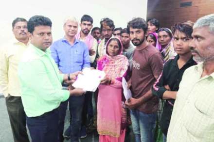 अंगमेहनती कष्टकरी संघर्ष समितीने शिरूर तालुक्यात काम करणाऱ्या १७ वेठबिगार मजुरांची  जिल्हा प्रशासनाच्या मदतीने सुटका केली. जिल्हाधिकारी नवल किशोर राम यांच्या हस्ते त्यांना वेठबिगार मुक्तता प्रमाणपत्र देण्यात आले.