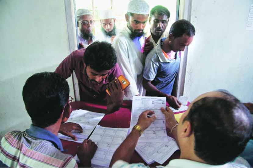 राष्ट्रीय नागरिक  नोंदणीची (एमआरसी) अंतिम यादी आसाममध्ये शनिवारी प्रसिद्ध झाली. आसामच्या मोरगाव जिल्ह्य़ात बुराबुरी येथे एनआरसी केंद्रावर यादीत नाव पाहण्यासाठी नागरिकांची झुंबड उडाली होती.