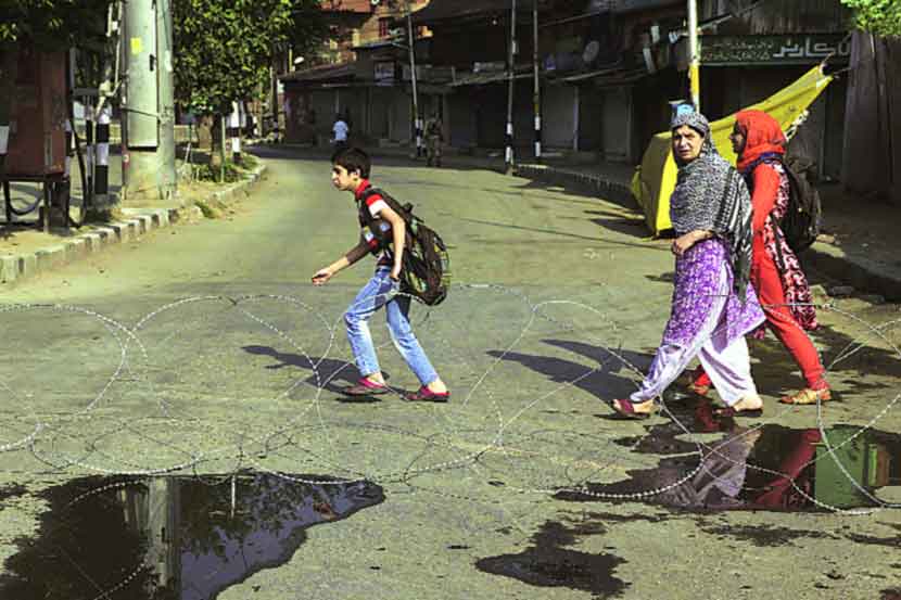 काश्मीरमधील निर्बंध मागे