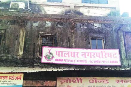 तत्कालीन मुख्याधिकाऱ्यांसह ३ जणांवर गुन्हा दाखल