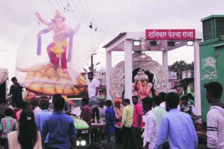 मिरज शहरातील शनिवारपेठचा राजा मंडळाच्या स्वागत मिरवणुकीतील भव्य गणेश मूर्ती. मिरज शहरातील शनिवारपेठचा राजा मंडळाच्या स्वागत मिरवणुकीतील भव्य गणेश मूर्ती.