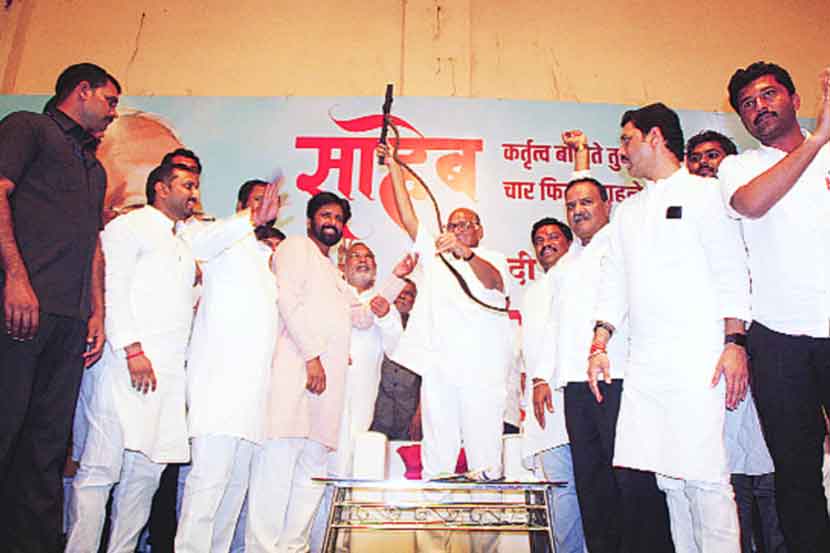 औरंगाबाद येथे  राष्ट्रवादी काँग्रेसच्या मेळाव्यात पक्षाध्यक्ष शरद पवार यांचा आसुड देऊन सत्कार करण्यात आला.