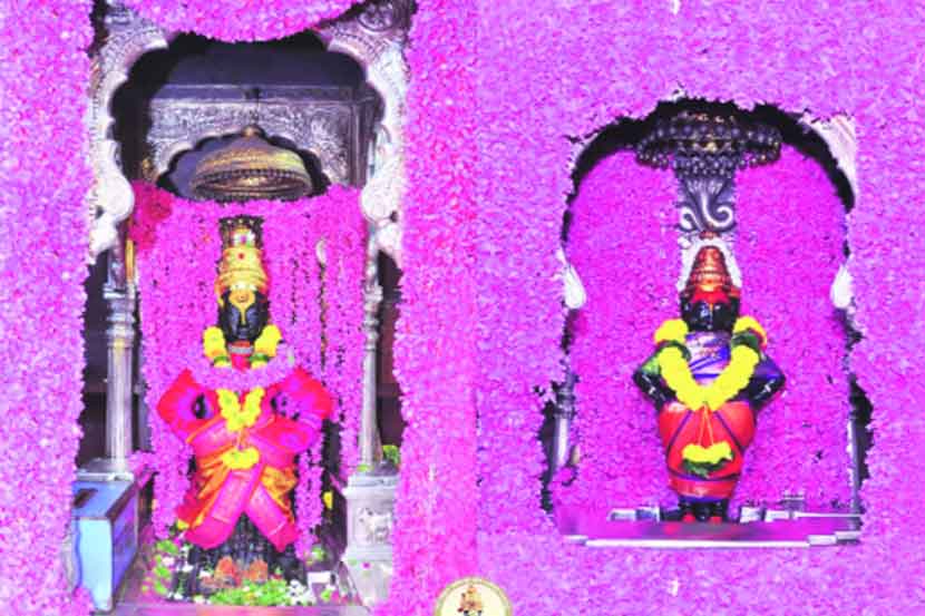 येथील श्री विठ्ठल रुक्मिणीमातेच्या गाभाऱ्यास मंदिर समितीच्या वतीने कन्हेरी फु लांनी सजविण्यात आले.